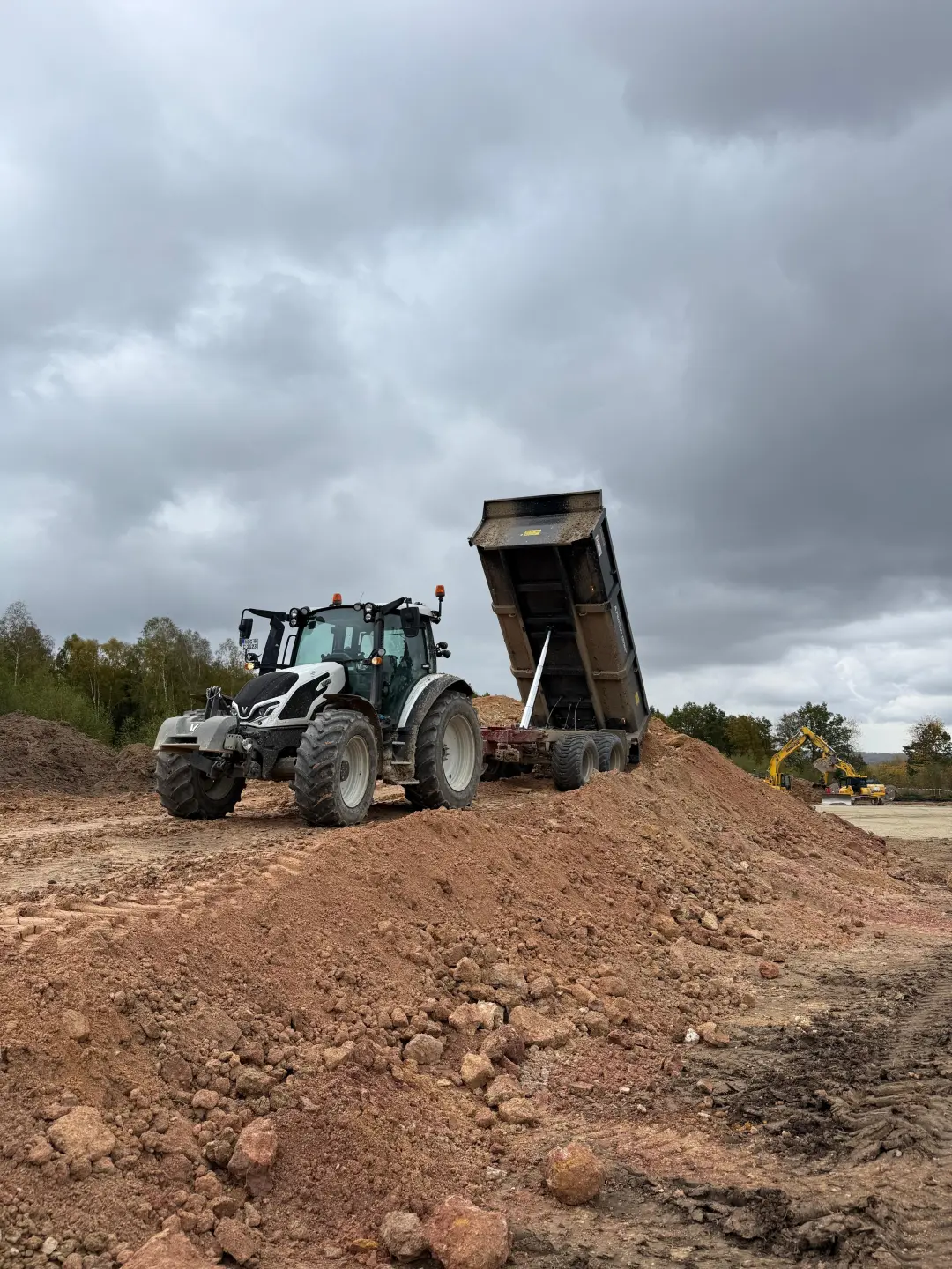Erdtransporte im Windpark Hombressen