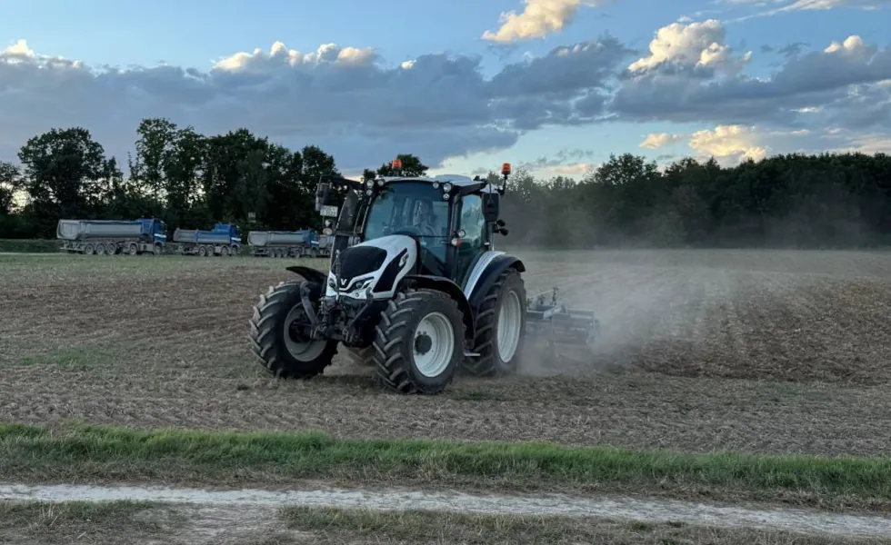 Valtra G135 Versu Allrounder Traktor